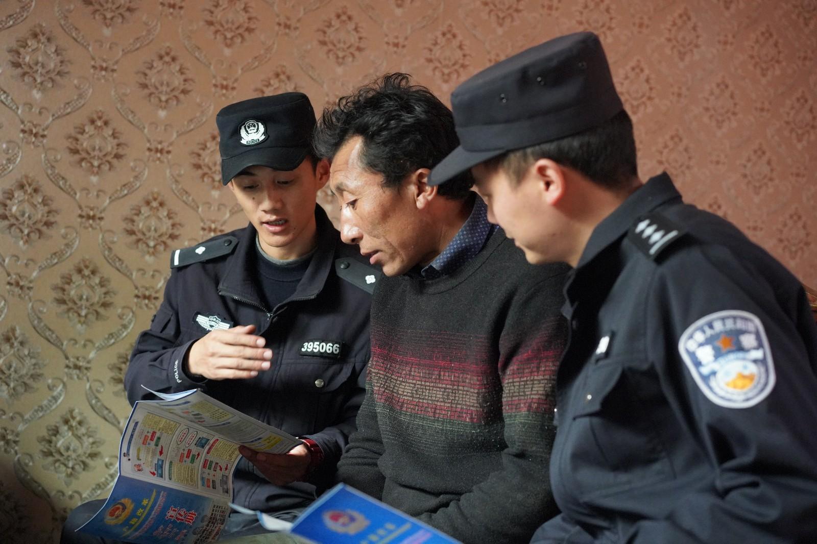 4 图为玉麦边境派出所民警深入辖区群众家中开展普法教育.jpg