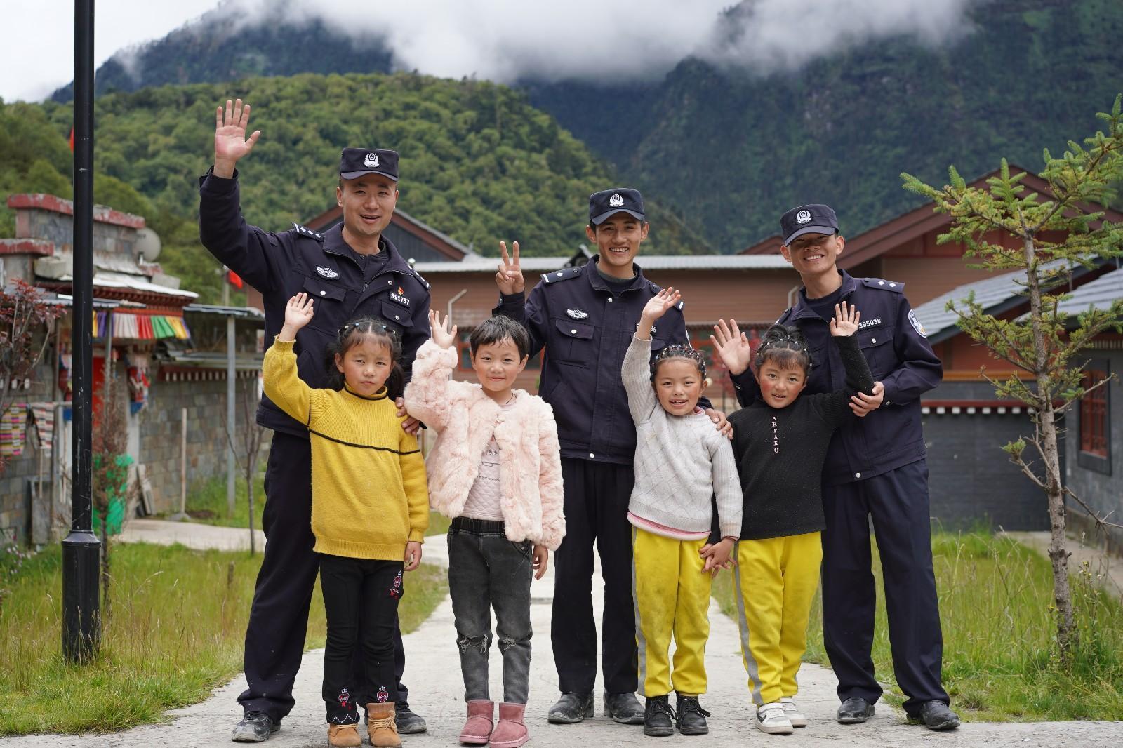 5 图为玉麦边境派出所民警在辖区走访期间，与辖区儿童合影.jpg