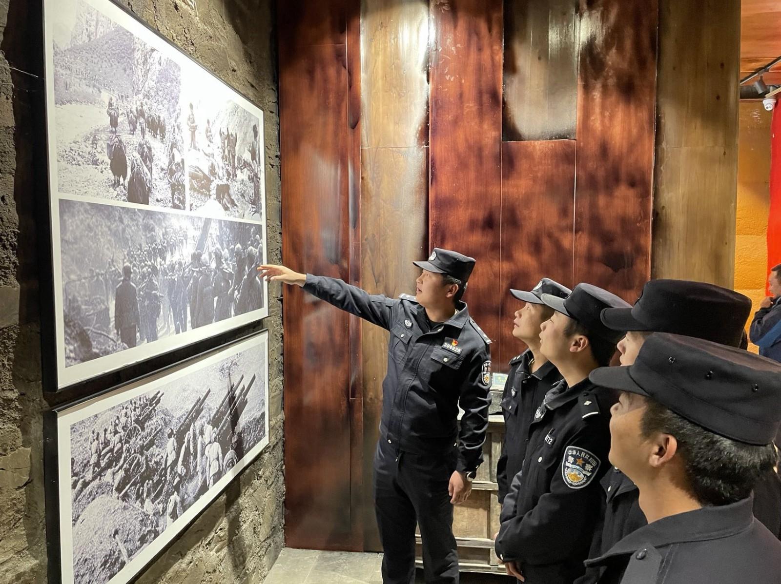 图为玉麦边境派出所民警在桑杰曲巴故居进行实地解说1 王大松摄.jpg