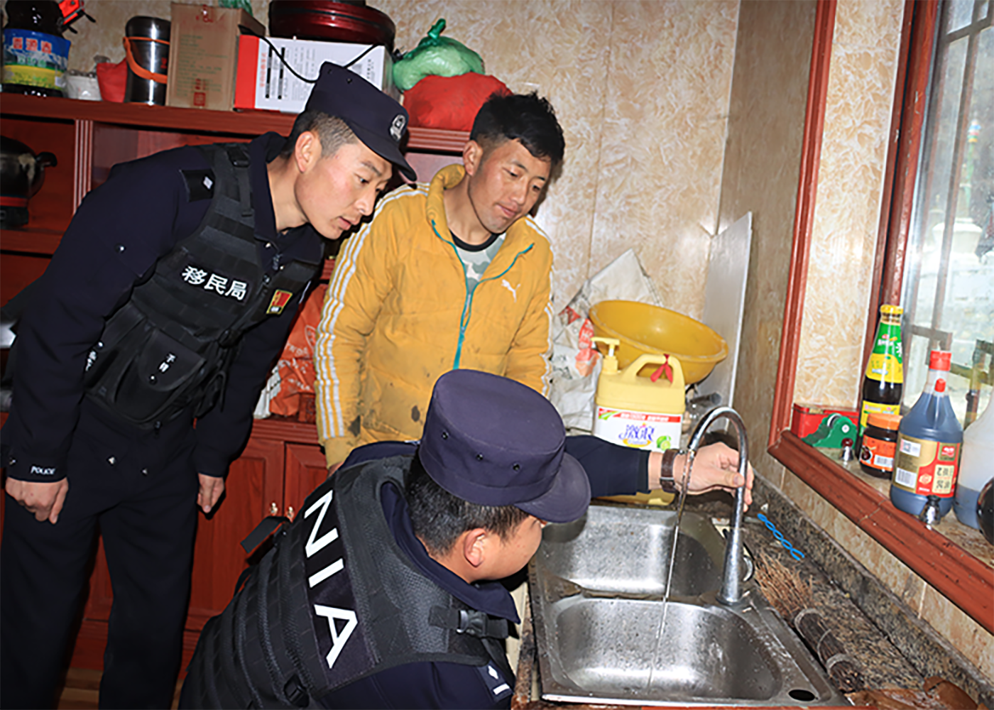 图为玉麦边境派出所民警深入辖区群众家中维修水管。杨炫敬摄.png
