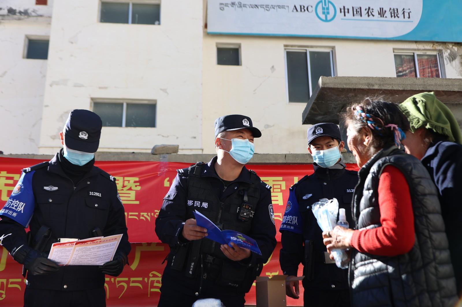 图为派出所民警为辖区群众发放安全宣传手册  杨麓涛 摄.jpg