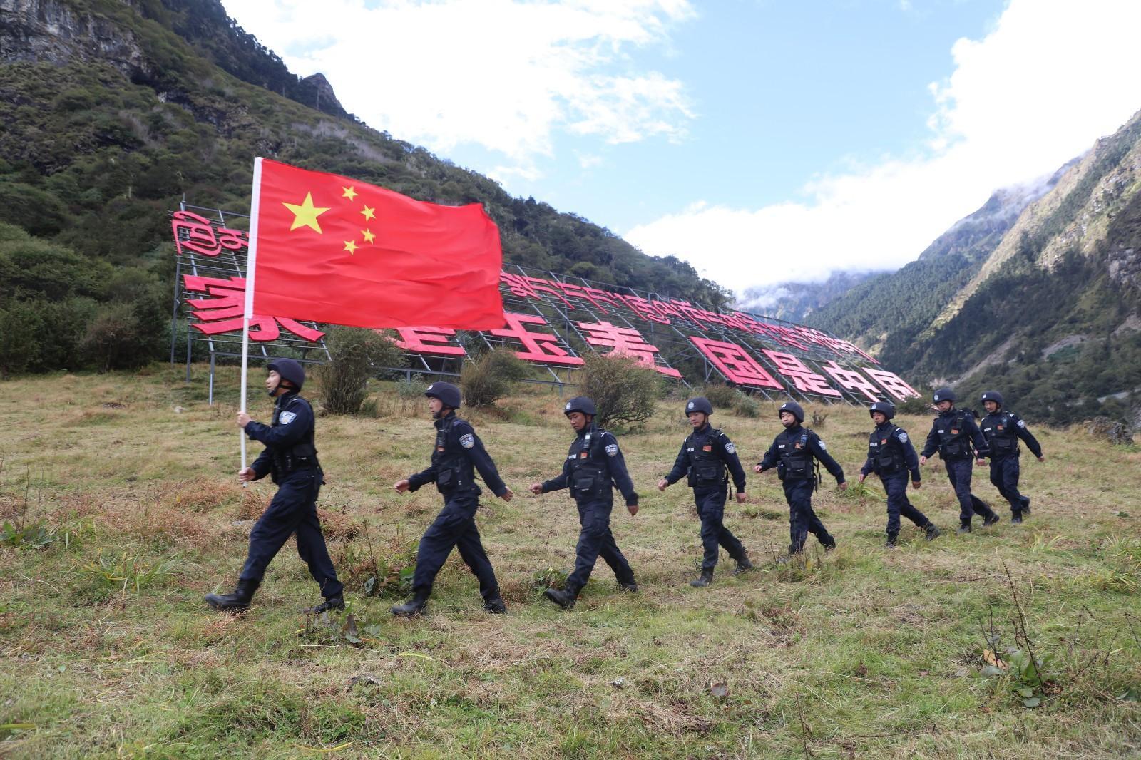 3. 图为玉麦边境派出所民警正在辖区开展巡逻 蒋美灵 摄.jpg