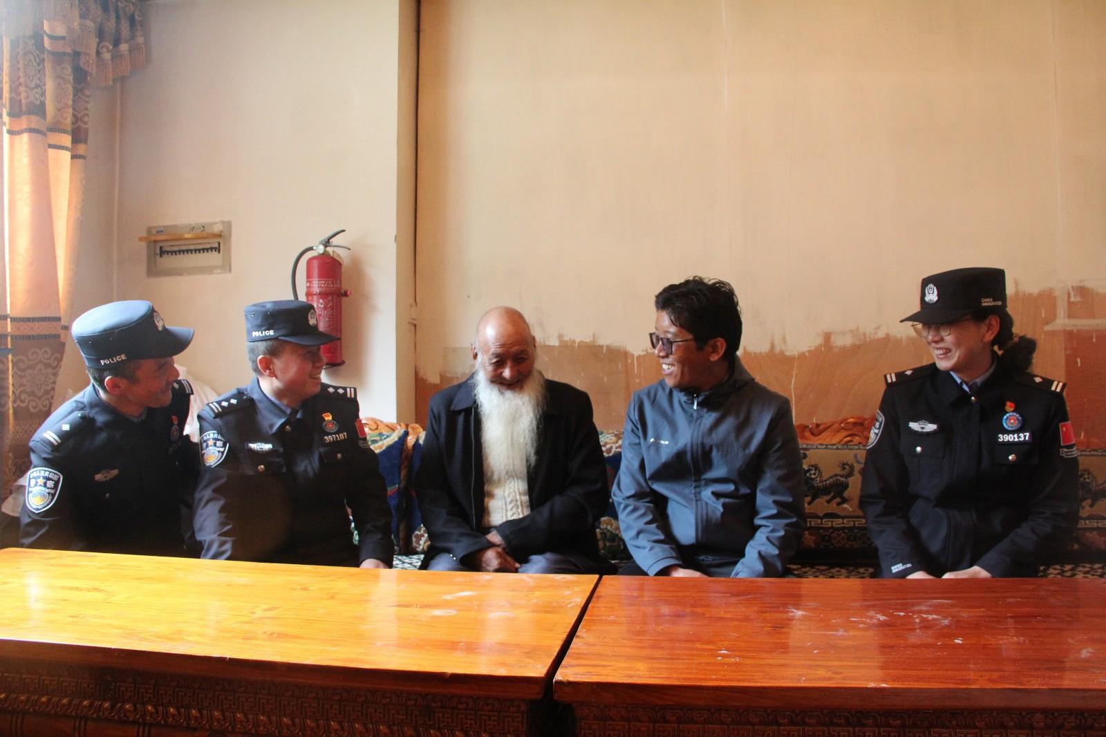 图为民警聆听老党员讲故事。郭赛赛摄.JPG