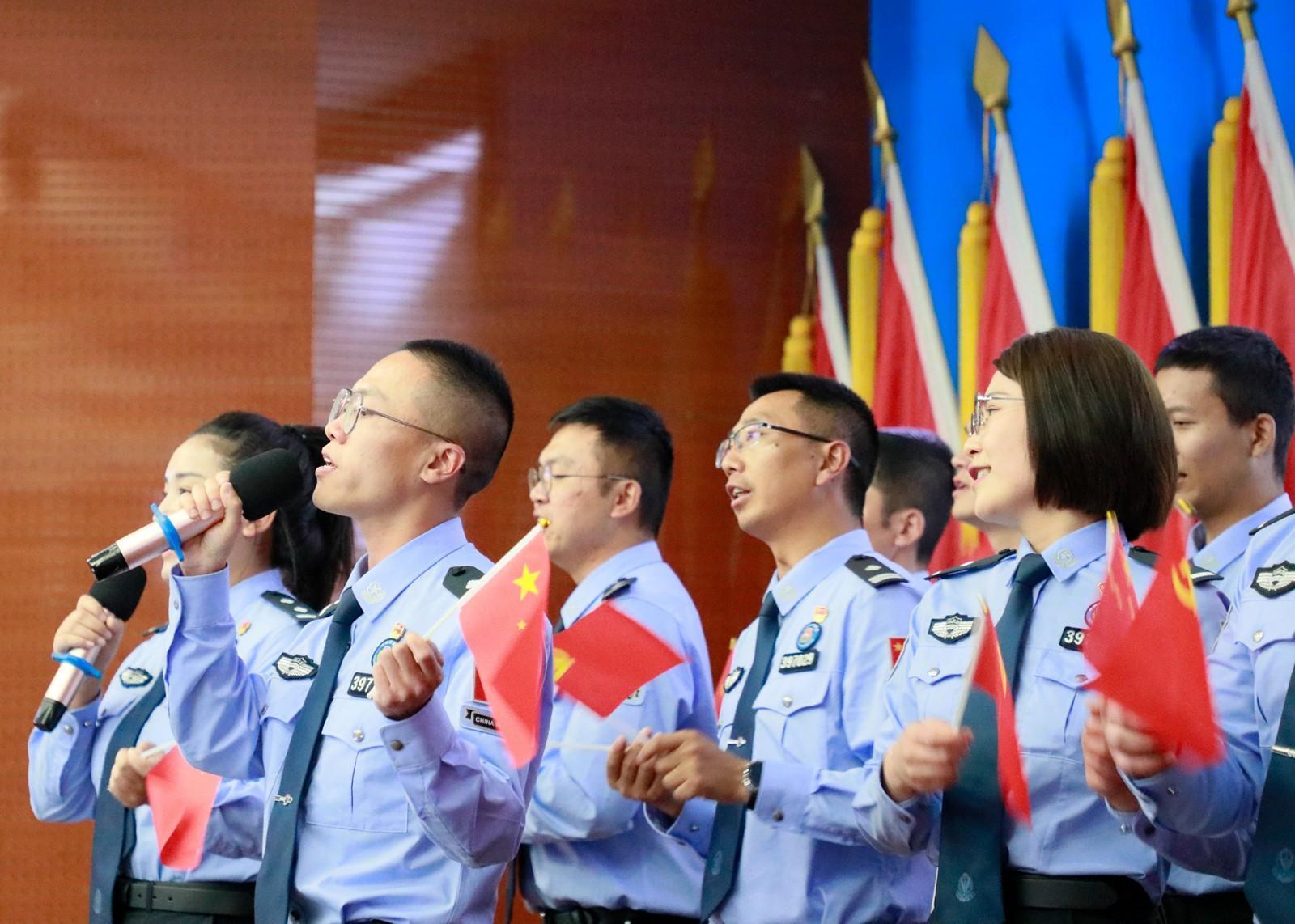 2 图为山南边境管理支队机关组织开展“为党旗增辉 为理想扬帆——迎七一 颂党恩 唱红歌”主题歌咏比赛，民警献唱《党旗飘扬的方向》   郑琦山 摄.jpg