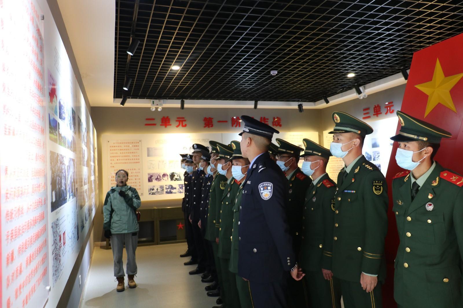5 图为错那边境检查站民警与错那县武警中队官兵共同在对印自卫反击战前沿指挥所旧址陈列馆瞻仰革命先烈的光荣事迹，重温对敌斗争的光辉历史   李启书  摄.jpg