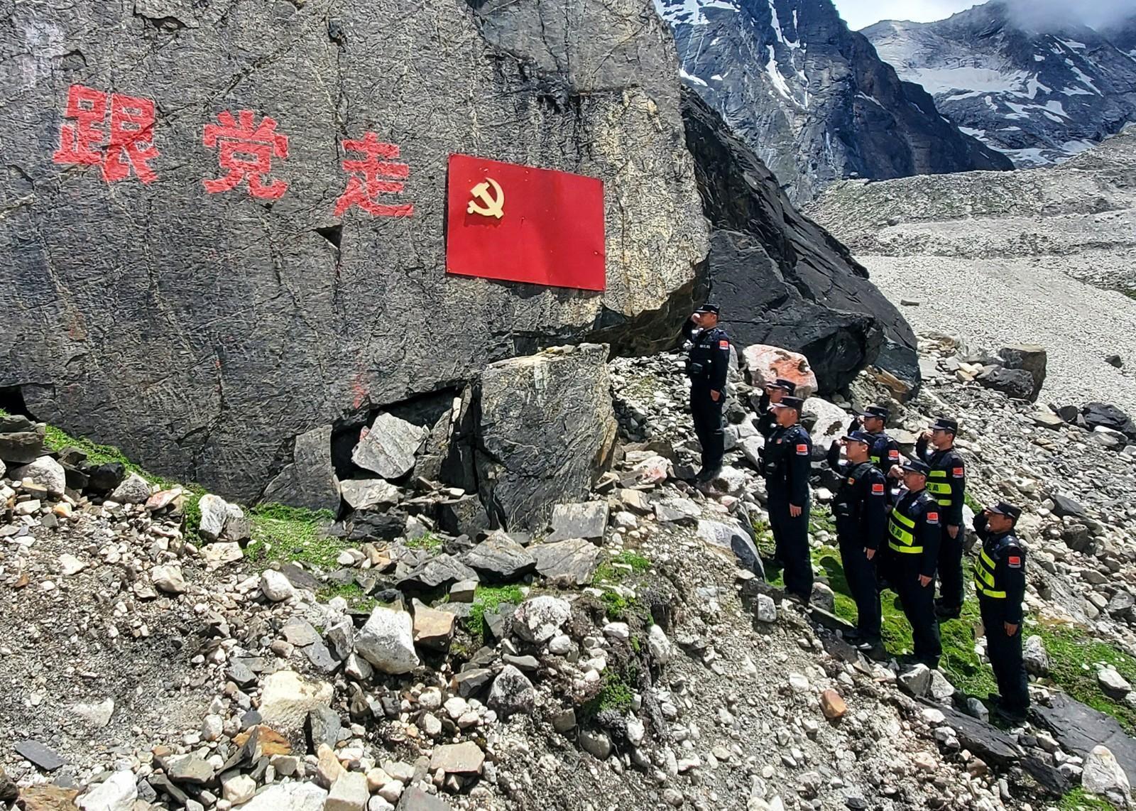 7  图为边巴边境派出所民警在巡边踏查途中重温入党誓词    曾勇 摄.jpg