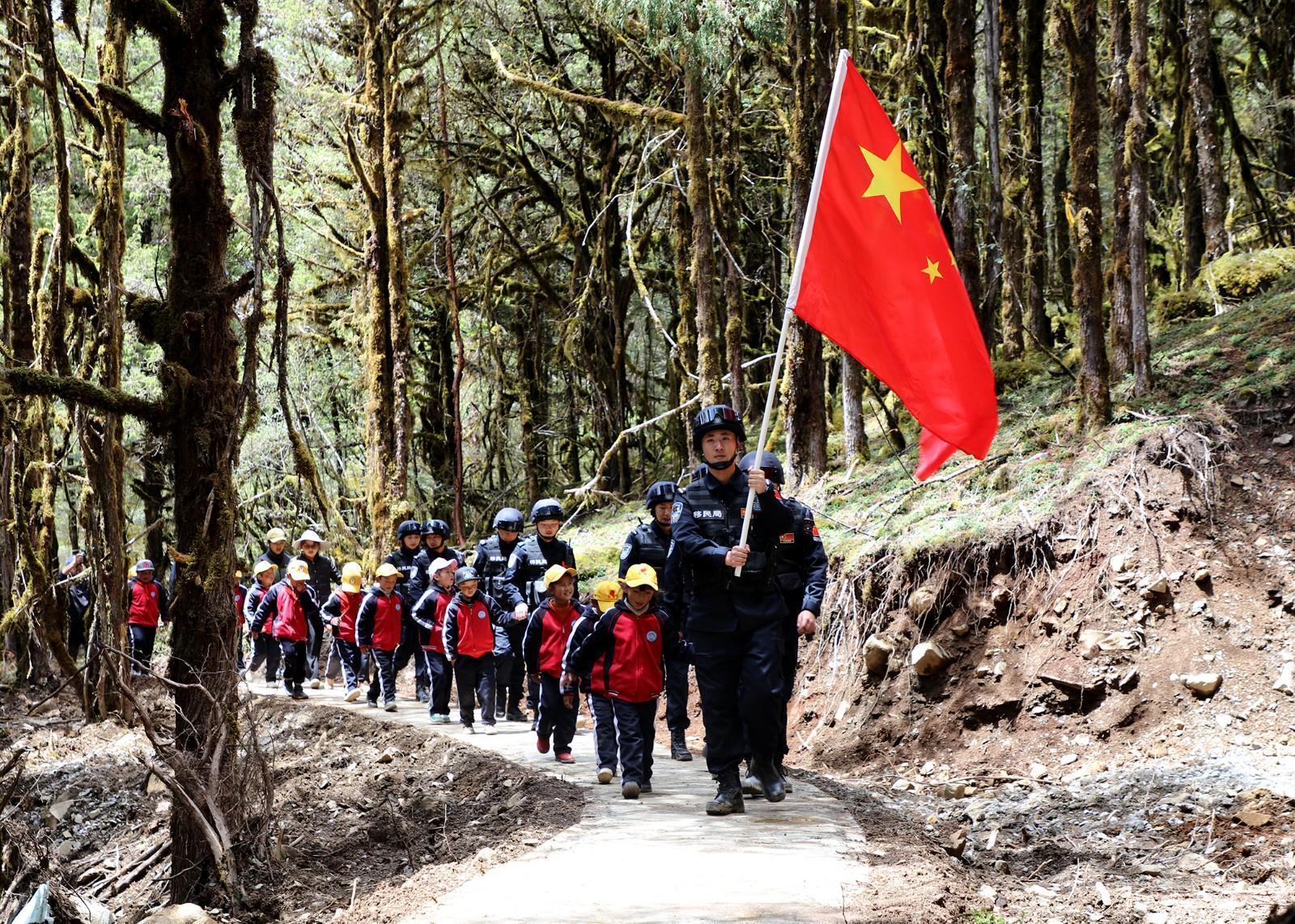 8 图为玉麦边境派出所组织单位民警、辖区党员干部、群众代表和全体学生共走巡边路    张浩帅  摄.jpg