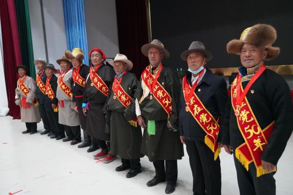13“光荣在党50年”纪念章获得者代表合影留念.jpg