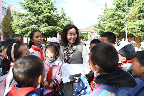 图为湖南援藏教师与市三小学生互动。王志伟摄_副本.jpg