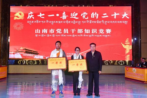 图为自治区人大常委会副主任、市委书记许成仓为一等奖获得者颁奖_副本.jpg