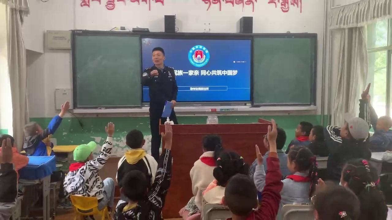 图为勒布边境派出所教导员邓伟为孩子们授课。郭赛赛摄.jpg