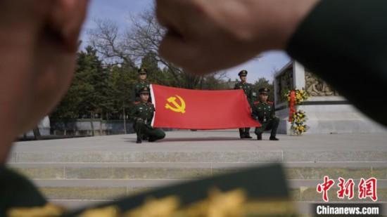 武警官兵重温入党誓词。　葛鲲鹏 摄