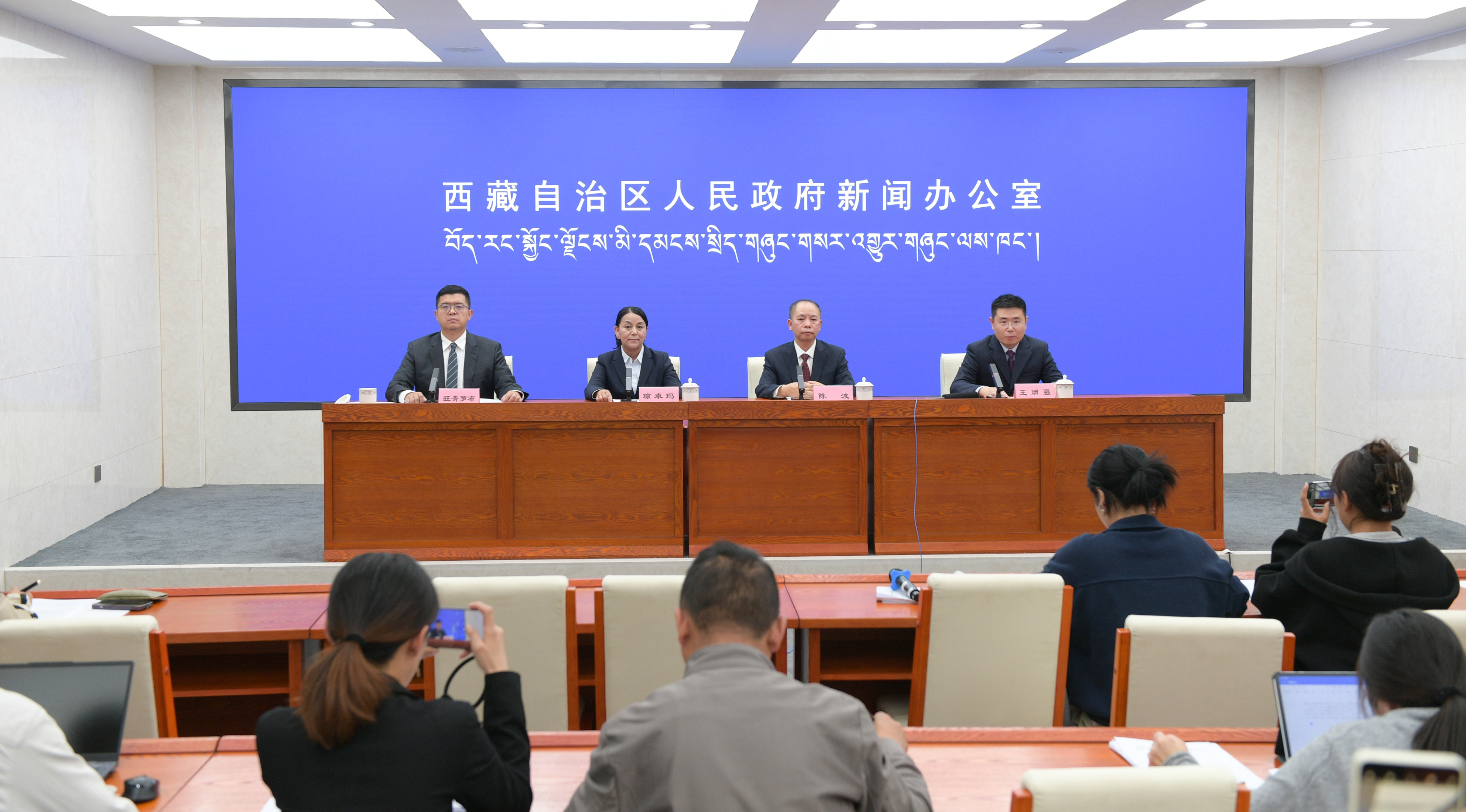 新闻发布会现场.jpg