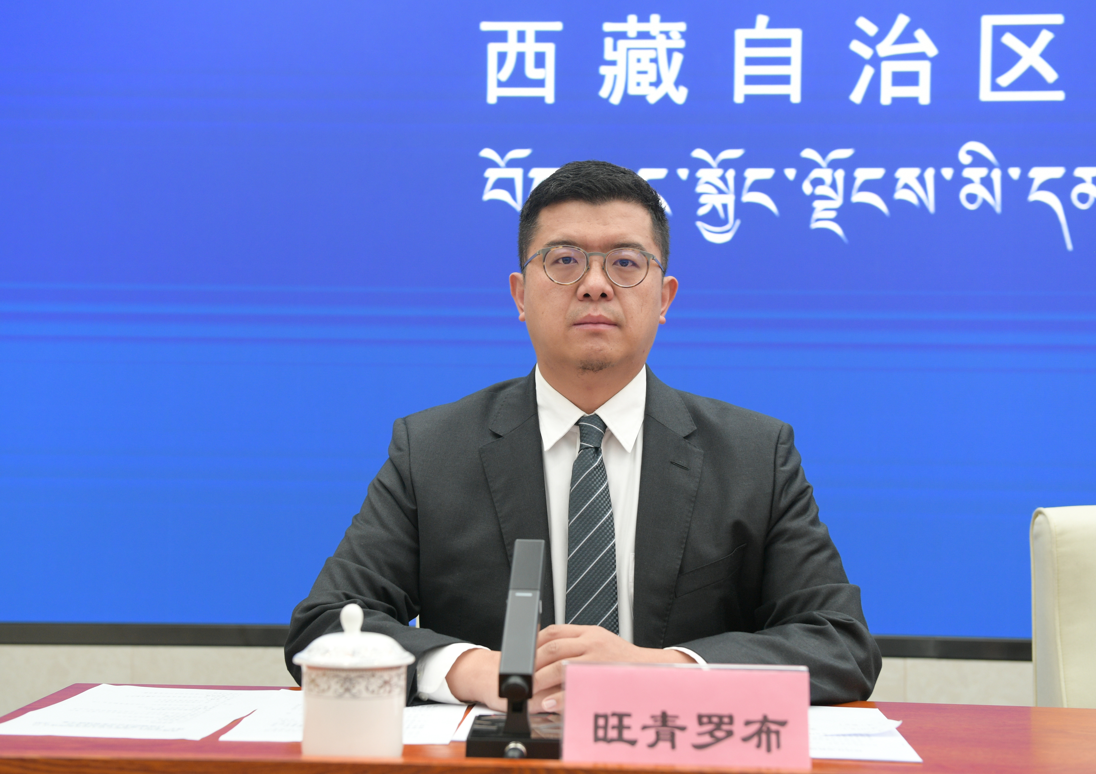 主持人：自治区党委宣传部对外传播处副处长 旺青罗布.jpg