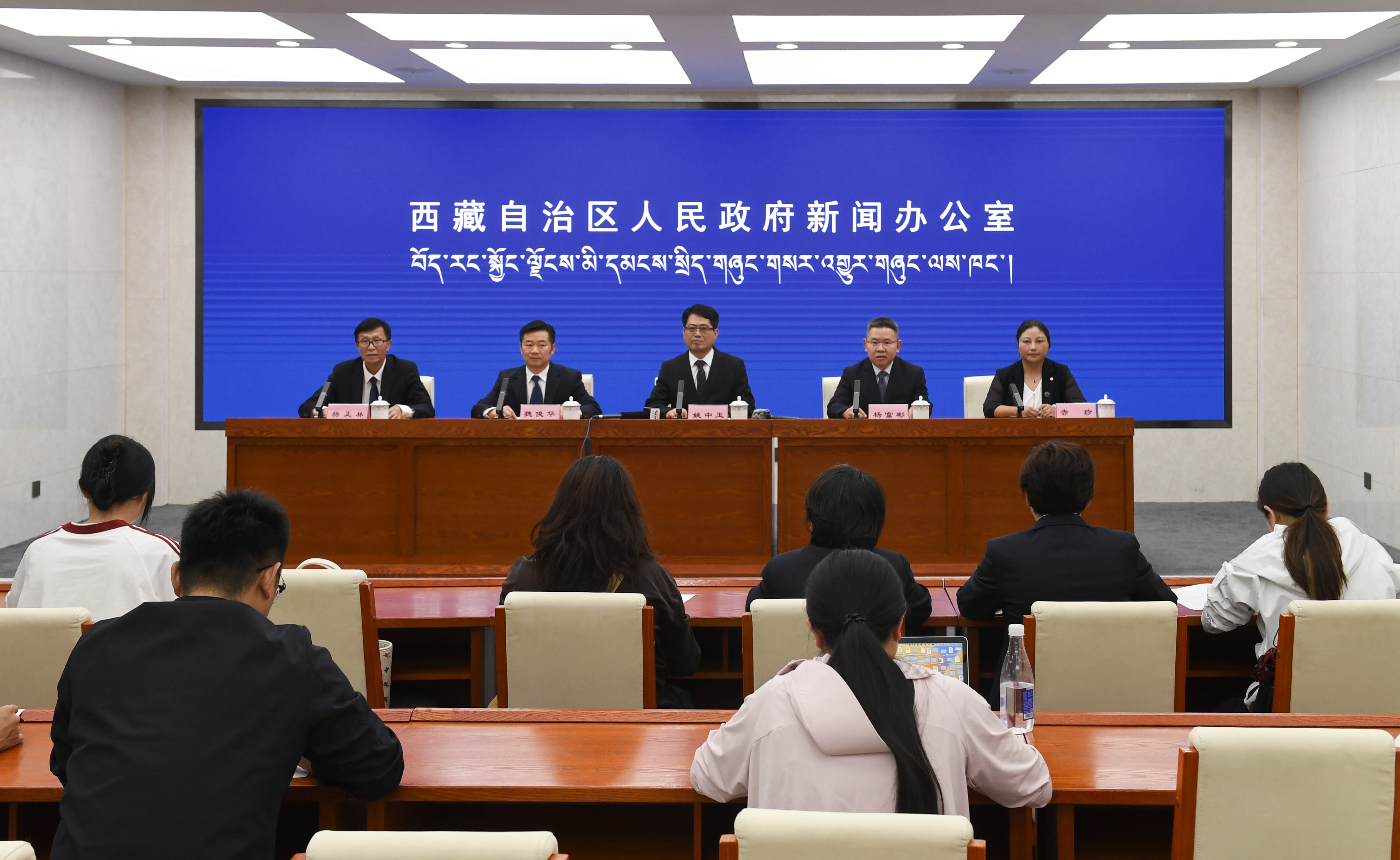 新闻发布会现场.png