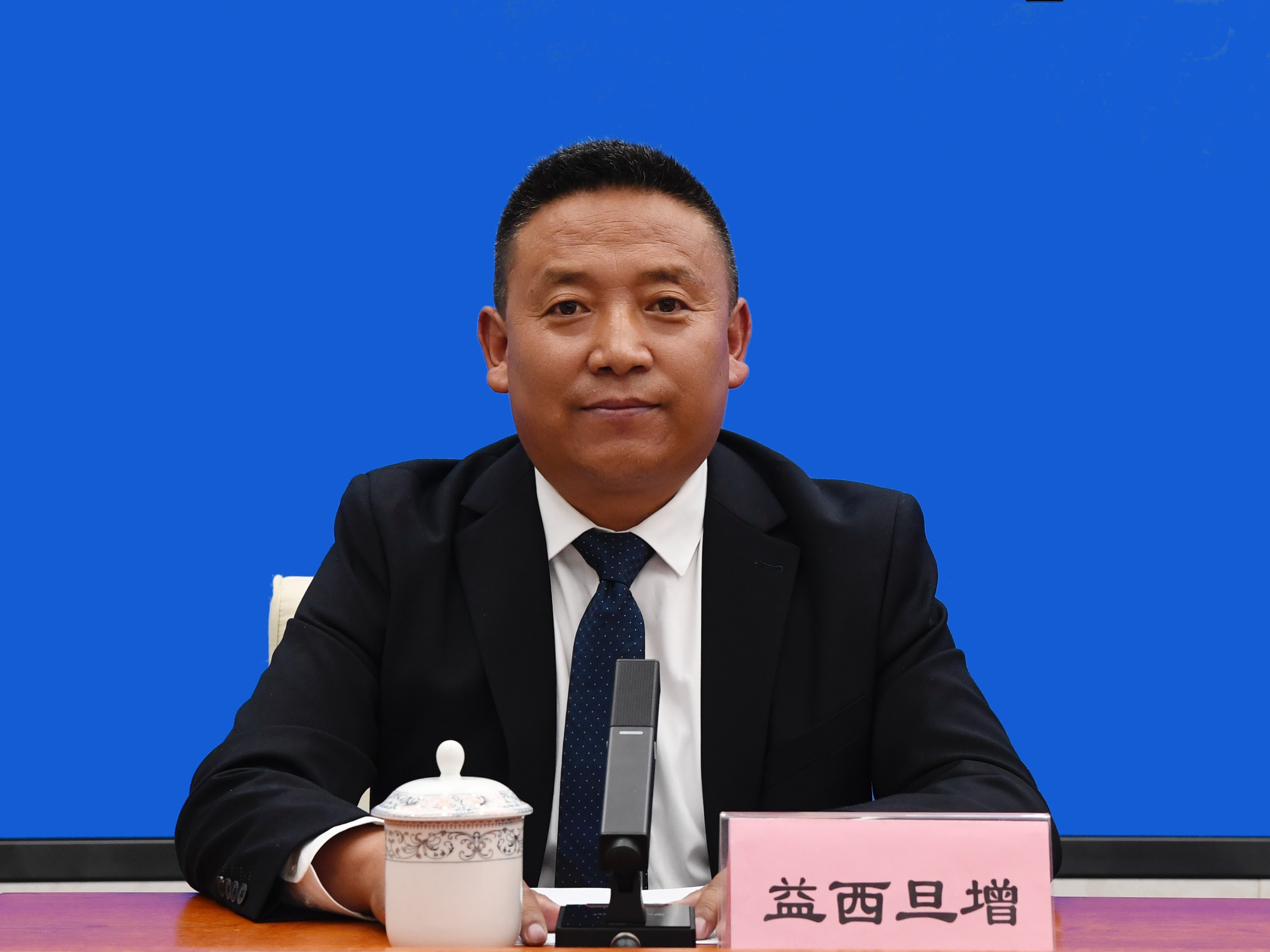 主持人：自治区党委宣传部新闻处二级调研员 益西旦增.jpg