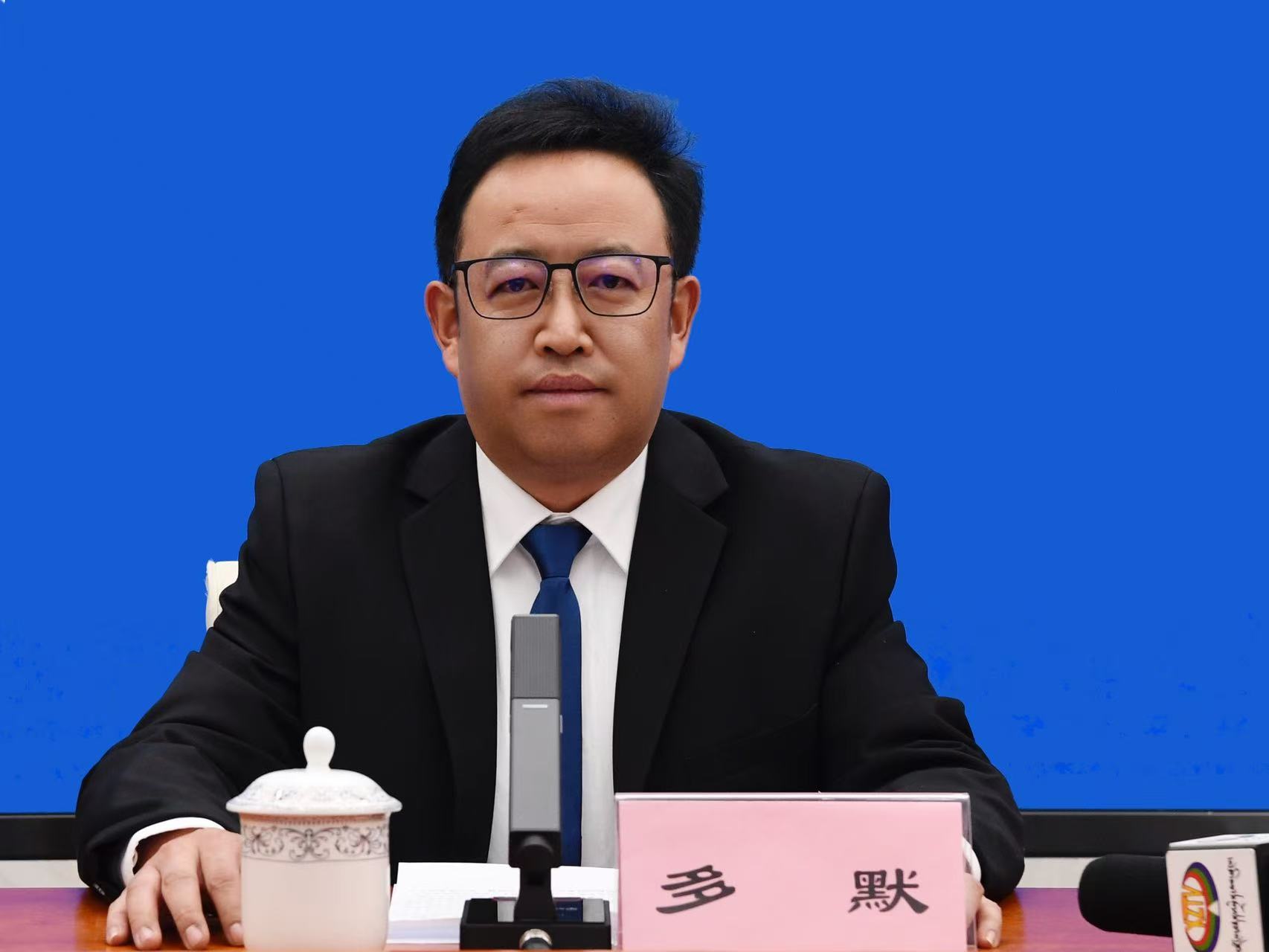 新闻发言人：自治区医保局待遇保障和医药服务管理处处长 多默.jpg