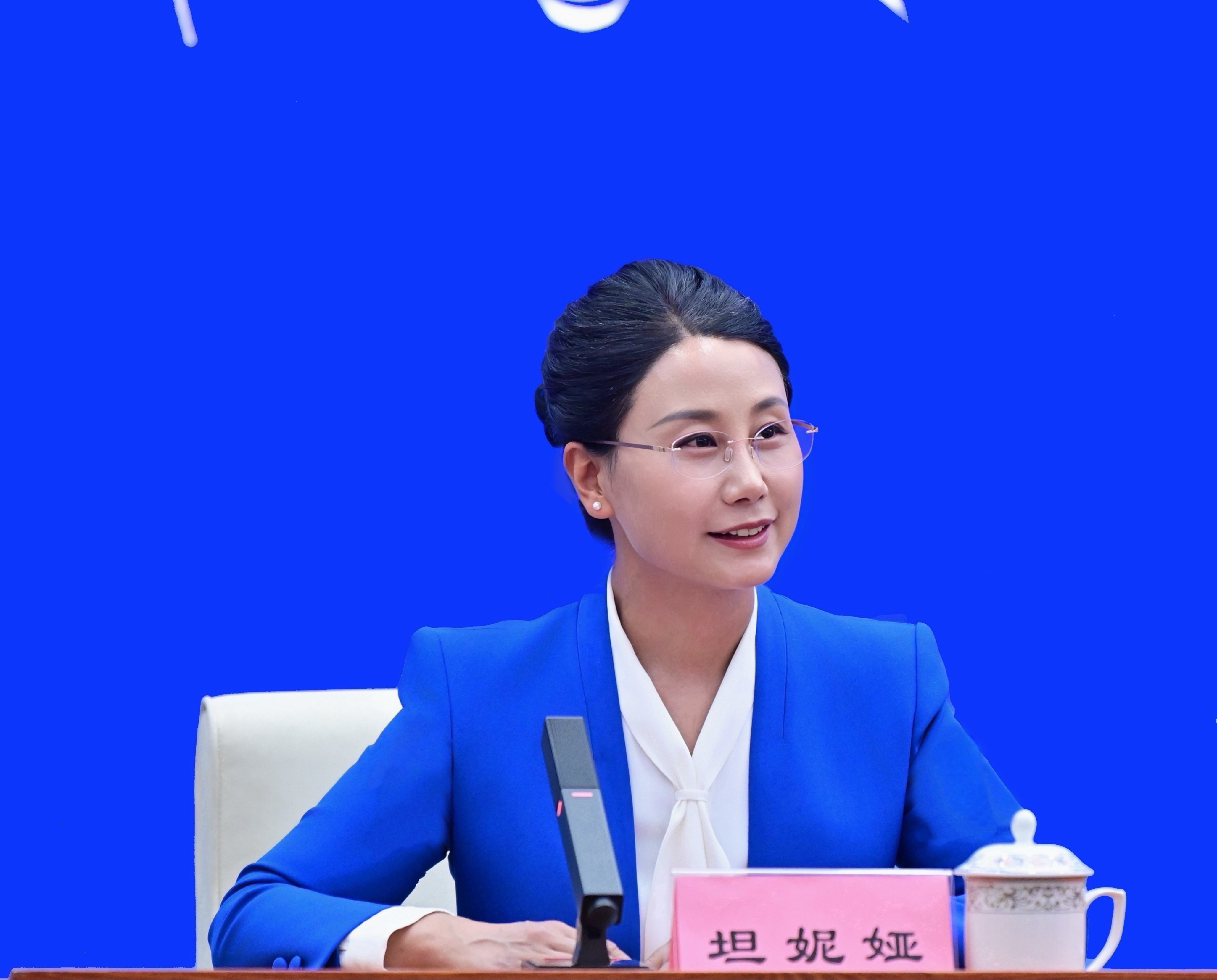 主持人:自治区党委宣传部副部长,自治区新闻办主任 坦妮娅.jpg