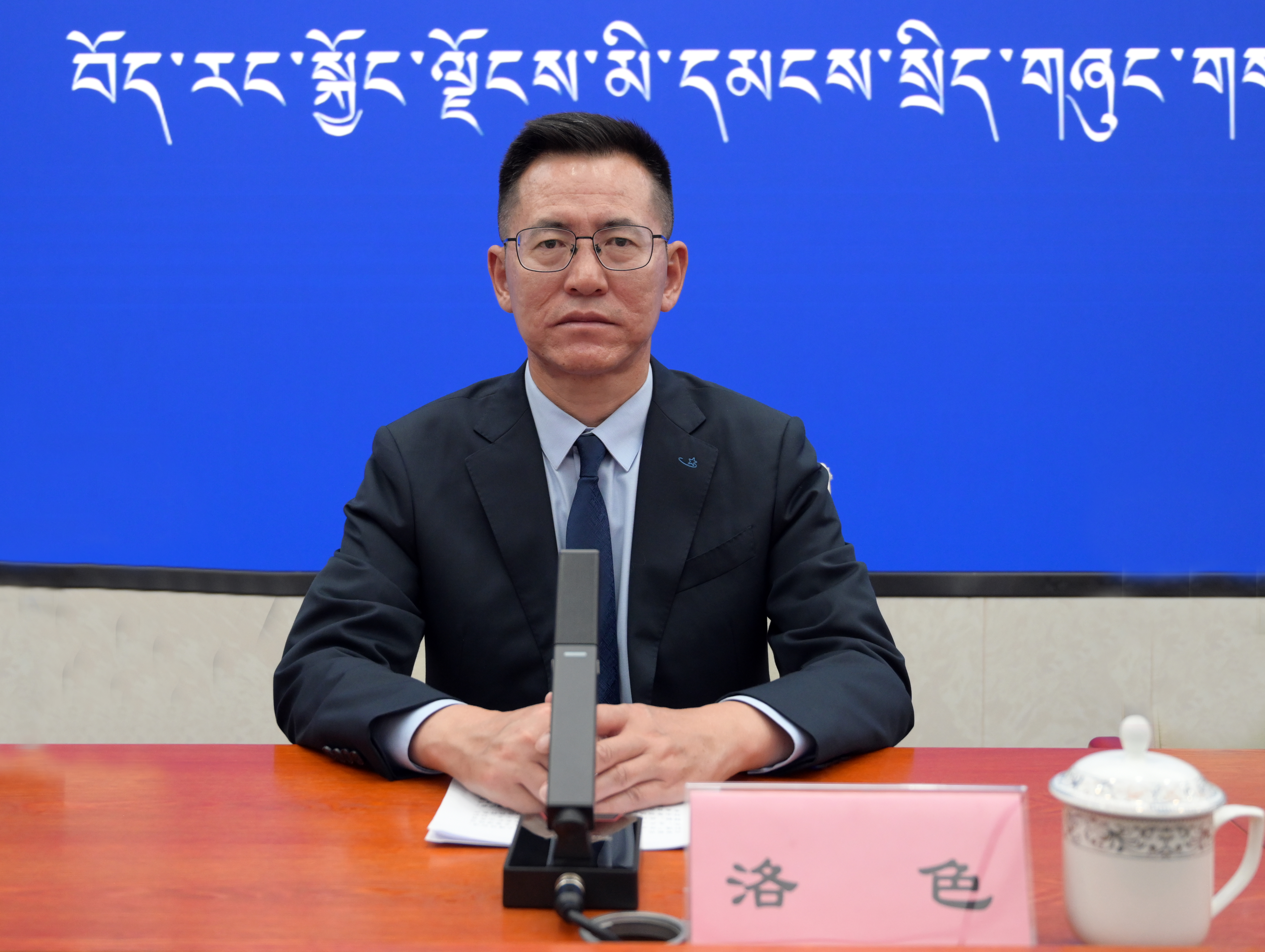 新闻发言人:拉萨市政府党组成员、副市长 洛色.jpg