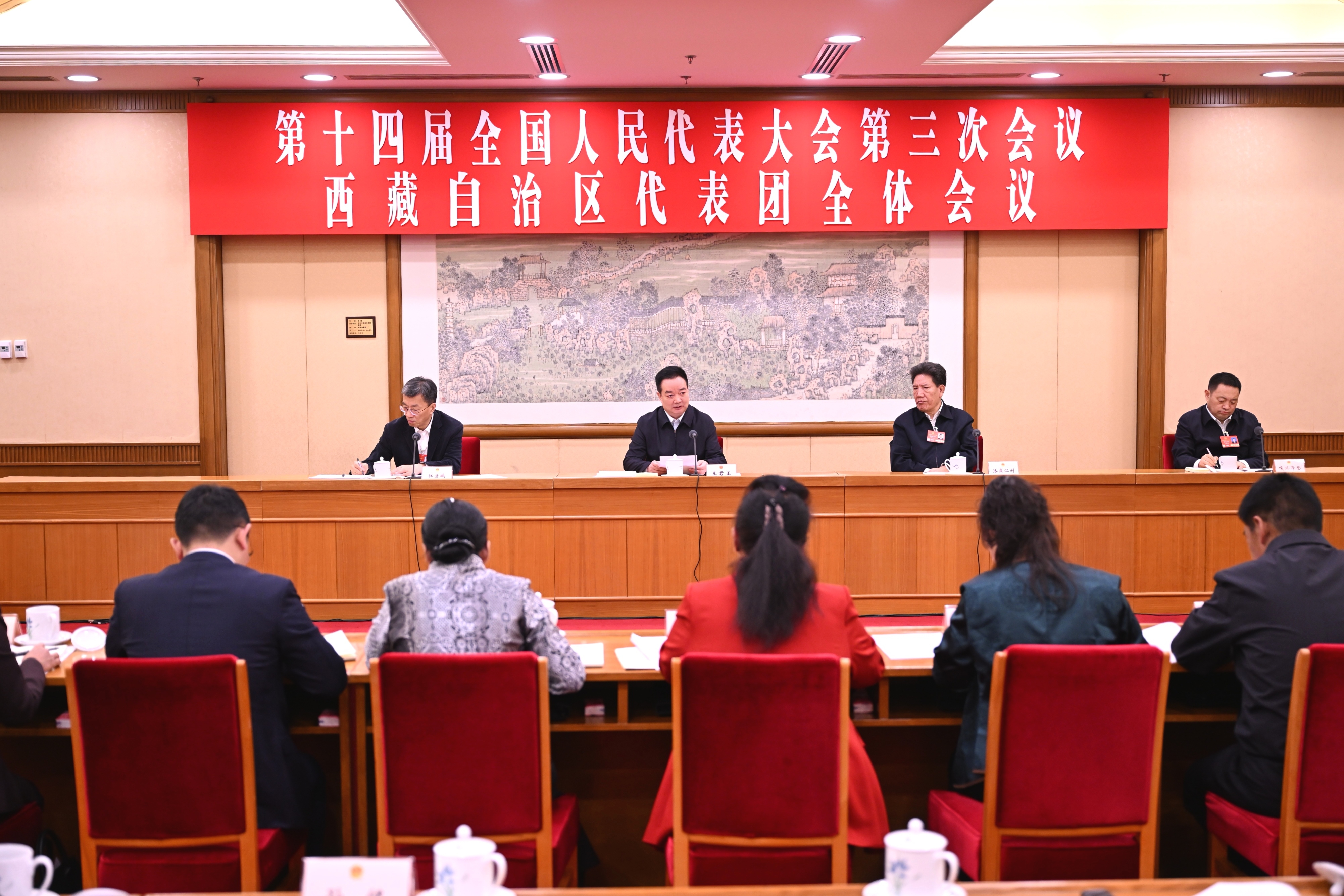 西藏代表团举行全体会议 洛桑江村参加 王君正主持并讲话 嘎玛泽登参加
