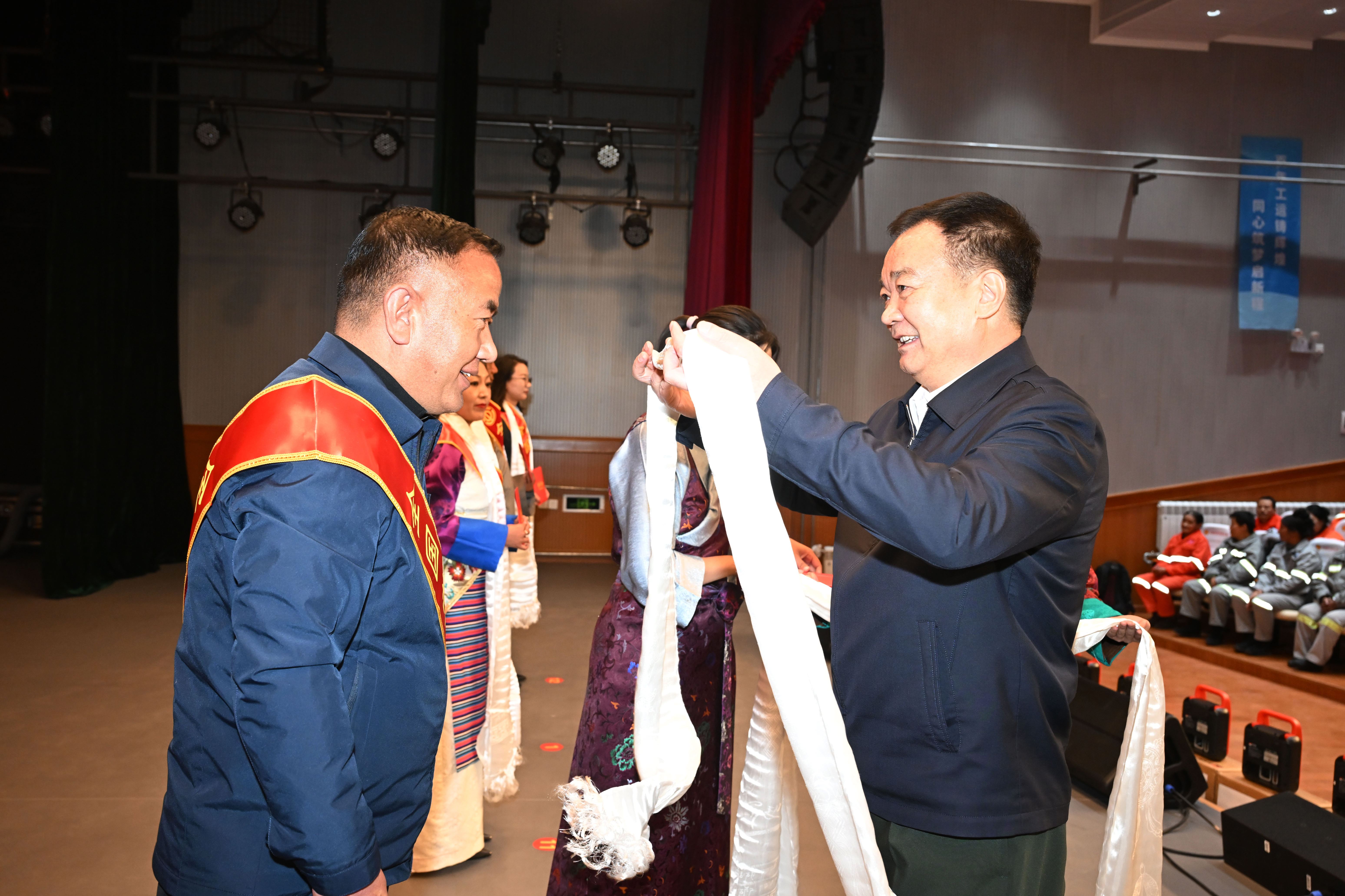 中华全国总工会慰问西藏一线职工 王君正马璐出席捐赠仪式