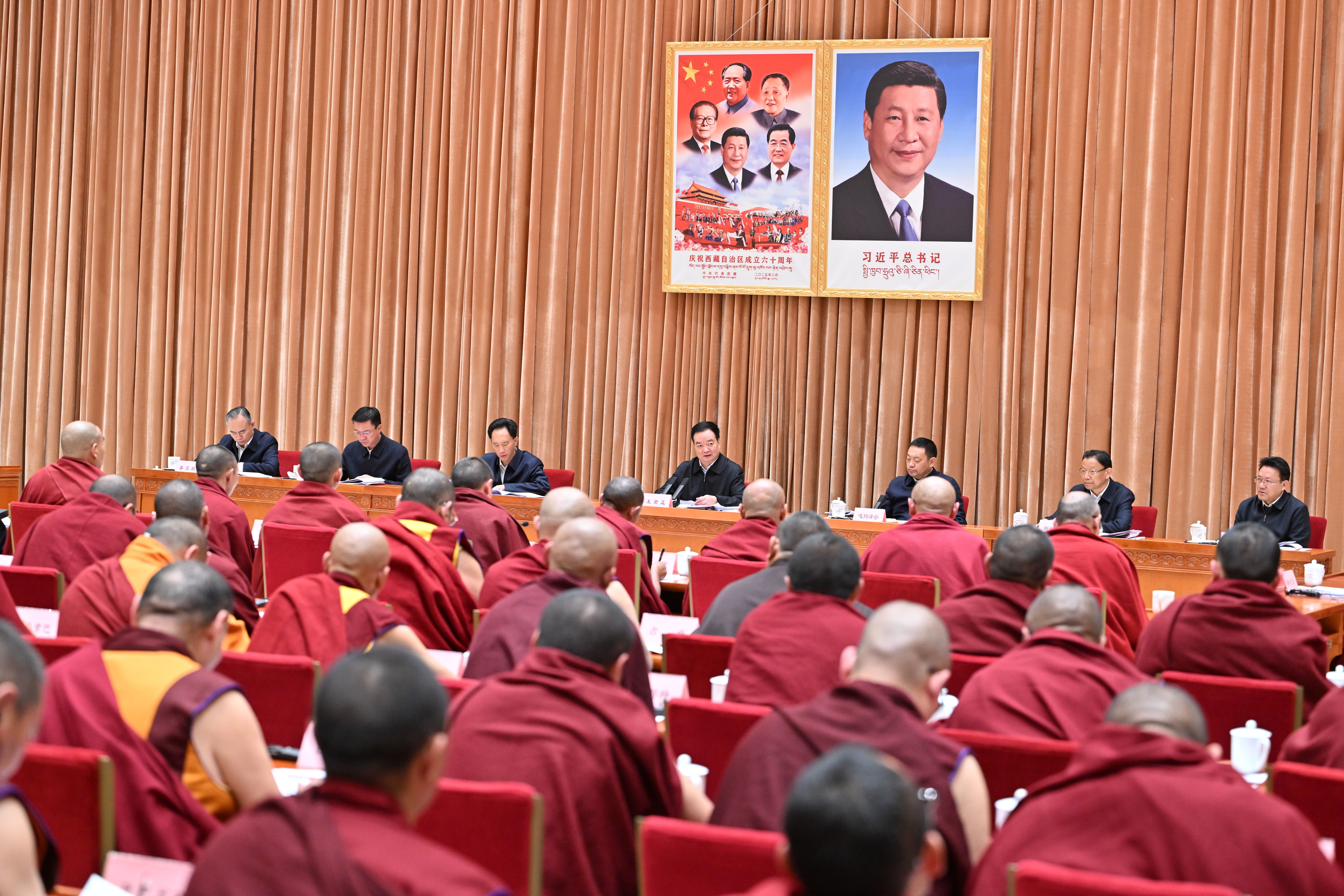 王君正在全区宗教界代表人士座谈会上强调 坚决贯彻党的宗教工作基本方针 积极引导藏传佛教与社会主义社会相适应